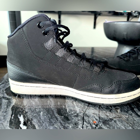 JORDAN EXECUTIVE (BLACK/WHITE)- MENS SIZE 7.5 - Picture 3 of 3